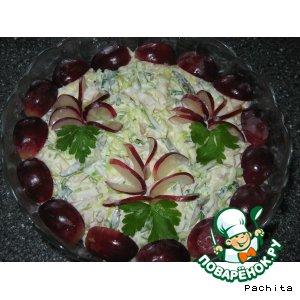 Рецепт: Салат "Бриз" с кальмарами и виноградом