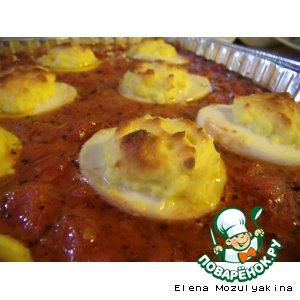 Рецепт: Фаршированные яйца запеченные в томатном соусе