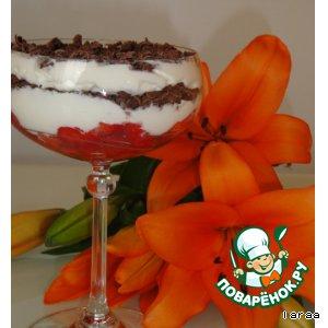 Рецепт: Шоколадно-сырный десерт с клубникой