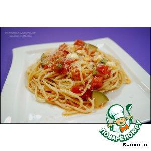 Спагетти с цуккини, томатами и моцареллой