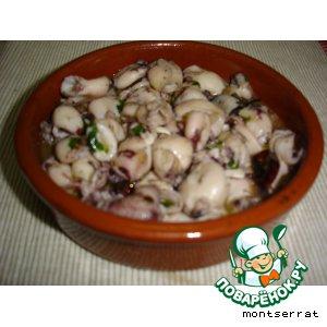 Рецепт: Кальмарчики в чесночном соусе/Chipirones al ajillo