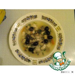 Суп с курицей, грибами и маслинами