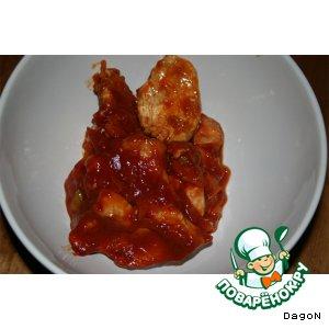 Рецепт: Курица тушеная в томатном соусе с оливками