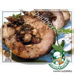Рецепт: Свиная лопатка с грибами, черносливом и орехами