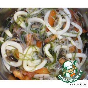 Рецепт: Салат с рисовой лапшой и грибом шиитаки
