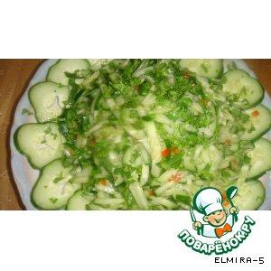 Рецепт: Огуречный салат с чесноком Огурчик
