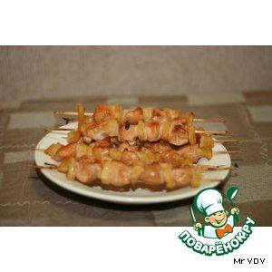 Рецепт: Маринованная курица с ананасом  на деревянных  шпажках