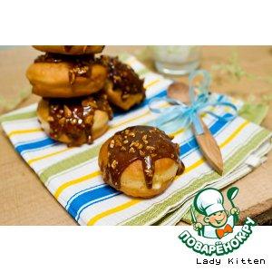 Рецепт: Пончики «Суфганийот» с ванильной начинкой в карамельно-арахисовой глазури