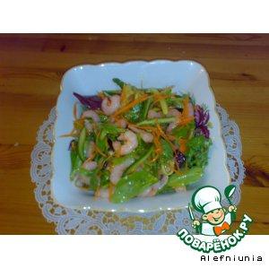 Рецепт: Салат с креветками, морковью и огурцом