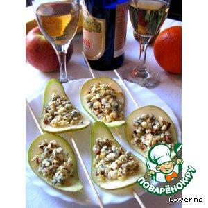 Рецепт: Лепестки из груш с орехами и Дор-Блю