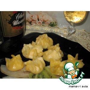 Рецепт: Сырные мешочки с ананасами в шампанском