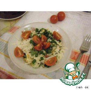 Рецепт: Салат с поджаренными колбасками, омлетом и пармезаном