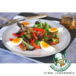 Рецепт: Зеленый салат с яйцом и анчоусной заправкой