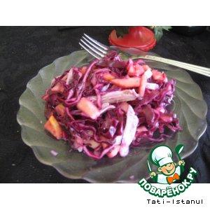 Рецепт: Салат из красной капусты, яблока и куриного филе