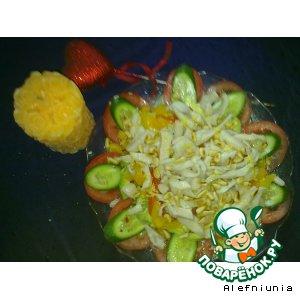 Рецепт: Салат из авокадо с кальмарами и маринованным перцем