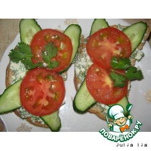 Рецепт: Яичные бутербродики с огурцом и помидором