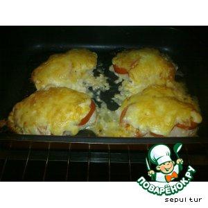 Рецепт: Отбивная из куриного филе с помидорами и сыром