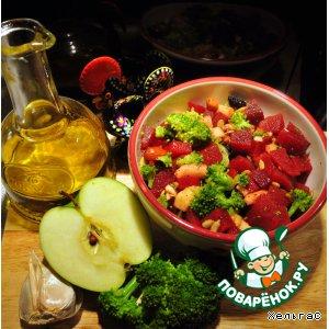 Рецепт: Свекольный салат с брокколи и яблоком