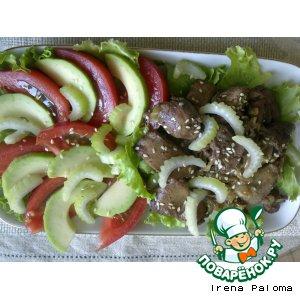 Рецепт: Теплый салат с куриной печенью и свежими овощами