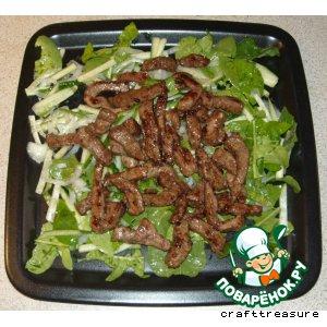 Рецепт: Теплый салат из говяжьей печени с рукколой