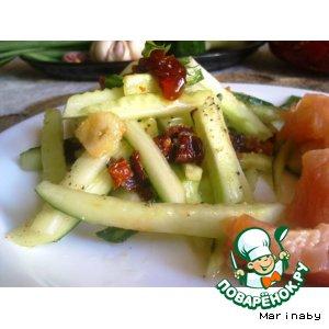 Рецепт: Огуречный салат с заправкой из вяленых помидоров