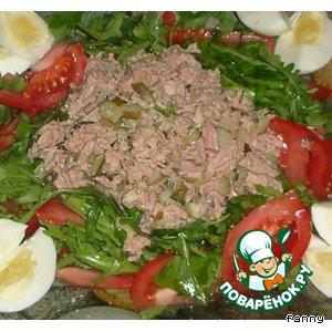 Рецепт: Салат с тунцом, рукколой и соленым огурцом
