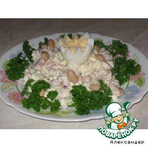 Салат из фасоли с копченой курицей