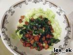 Салат с поджаренными колбасками, омлетом и пармезаном ингредиенты